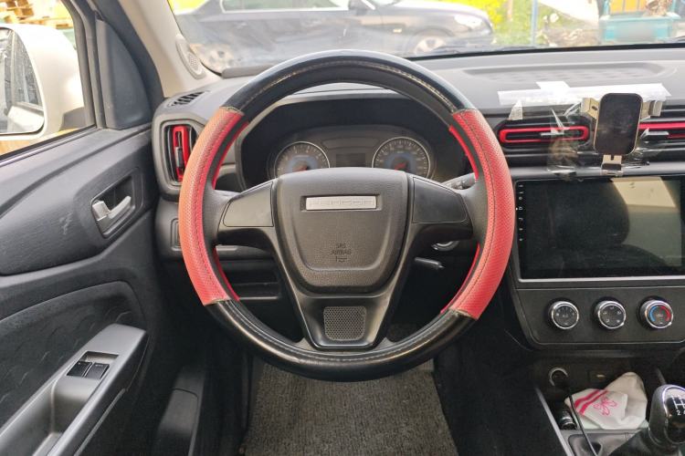 Used Dongfeng Fengon 380 2022 1.5L Comfort-Class Passenger Vehicle (Steel Spring) with 5 Seats Steering Wheel