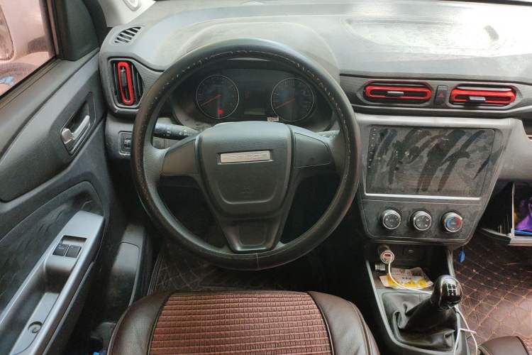 Used Dongfeng Fengon 380 2022 1.5L Comfort-Class Passenger Vehicle (Steel Spring) with 7 Seats Steering Wheel
