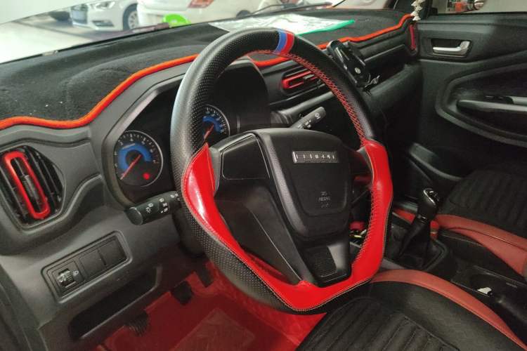 Used Dongfeng Fengon 380 2022 1.5L Comfort-Class Passenger Vehicle (Steel Spring) with 7 Seats Steering Wheel