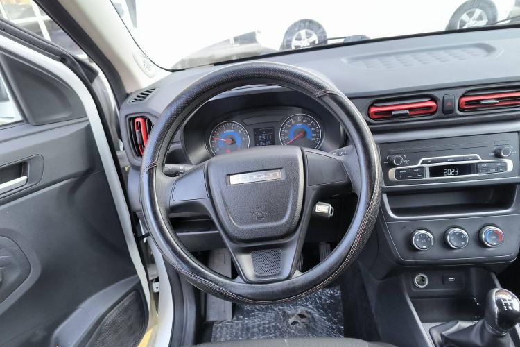 Used Dongfeng Fengon 380 2022 1.5L Comfort-Class Passenger Vehicle (Steel Spring) with 5 Seats Steering Wheel