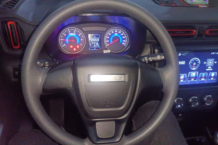 Used Dongfeng Fengon 380 2022 1.5L Comfort-Class Passenger Vehicle (Steel Spring) with 7 Seats Steering Wheel