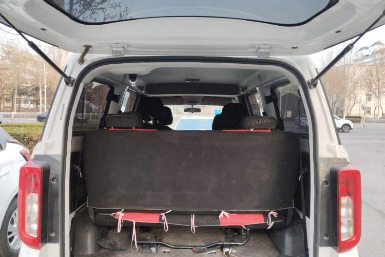Used Dongfeng Fengon 380 2022 1.5L Standard Edition 7-Seater Passenger Vehicle Trunk