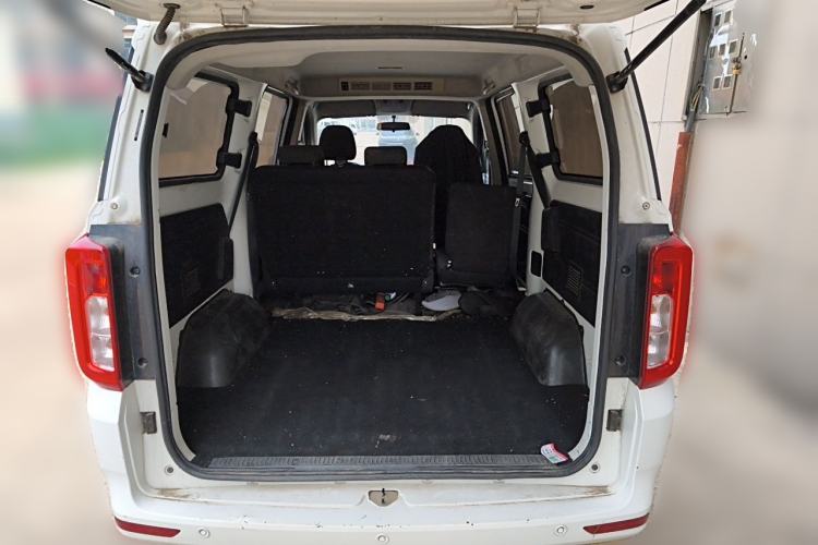 Used Dongfeng Fengon 380 2022 1.5L Comfort-Class Passenger Vehicle (Steel Spring) with 5 Seats Trunk