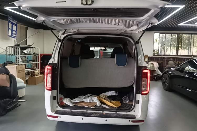 Used Dongfeng Fengon 380 2022 1.5L Standard Edition 7-Seater Passenger Vehicle Trunk