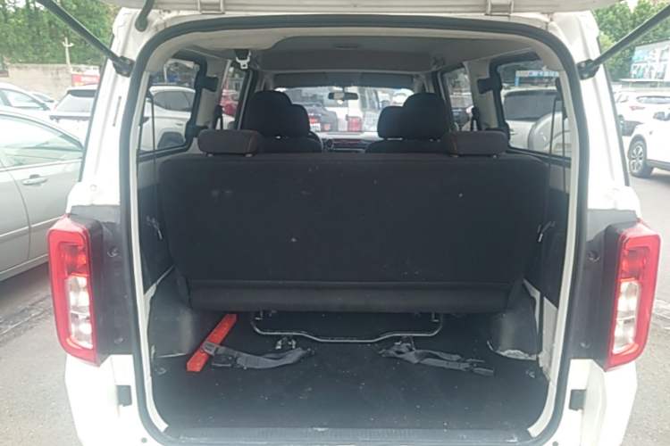 Used Dongfeng Fengon 380 2022 1.5L Standard Edition 7-Seater Passenger Vehicle Trunk
