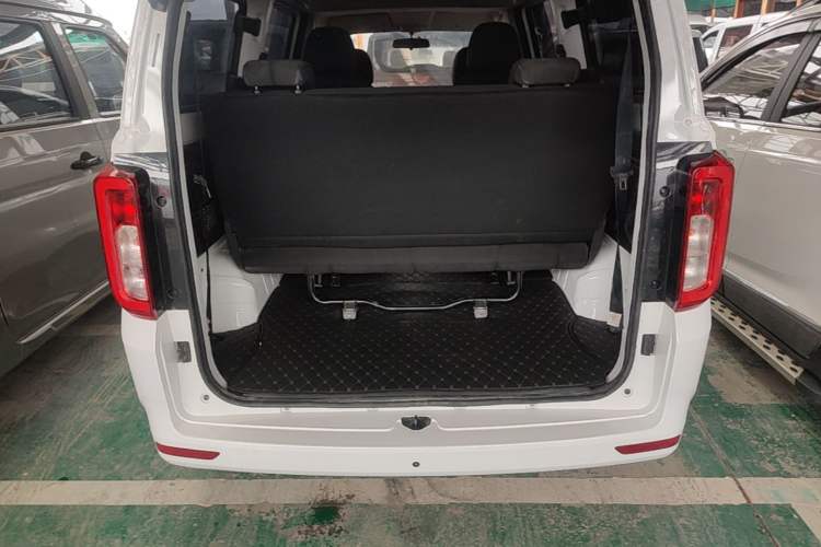 Used Dongfeng Fengon 380 2022 1.5L Standard Edition 7-Seater Passenger Vehicle Trunk