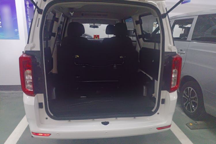Used Dongfeng Fengon 380 2022 1.5L Comfort-Class Passenger Vehicle (Steel Spring) with 7 Seats Trunk