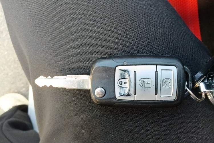 Used Dongfeng Fengon 380 2022 1.5L Comfort-Class Passenger Vehicle (Steel Spring) with 7 Seats Vehicle Key