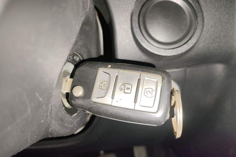 Used Dongfeng Fengon 380 2022 1.5L Comfort-Class Passenger Vehicle (Steel Spring) with 7 Seats Vehicle Key