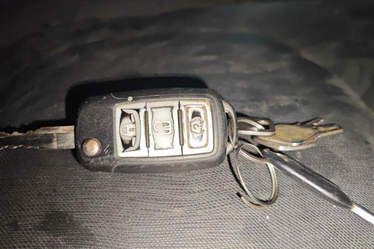Used Dongfeng Fengon 380 2022 1.5L Comfort-Class Passenger Vehicle (Steel Spring) with 7 Seats Vehicle Key