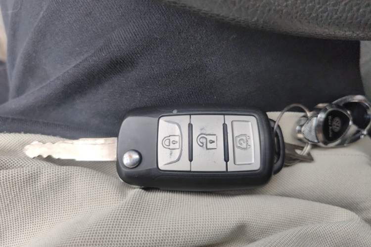 Used Dongfeng Fengon 380 2022 1.5L Comfort-Class Passenger Vehicle (Steel Spring) with 7 Seats Vehicle Key