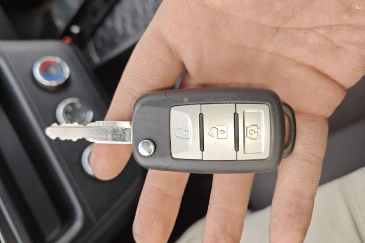 Used Dongfeng Fengon 380 2022 1.5L Comfort-Class Passenger Vehicle (Steel Spring) with 7 Seats Vehicle Key