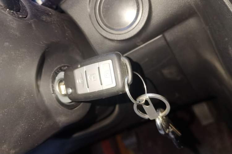Used Dongfeng Fengon 380 2022 1.5L Comfort-Class Passenger Vehicle (Steel Spring) with 7 Seats Vehicle Key