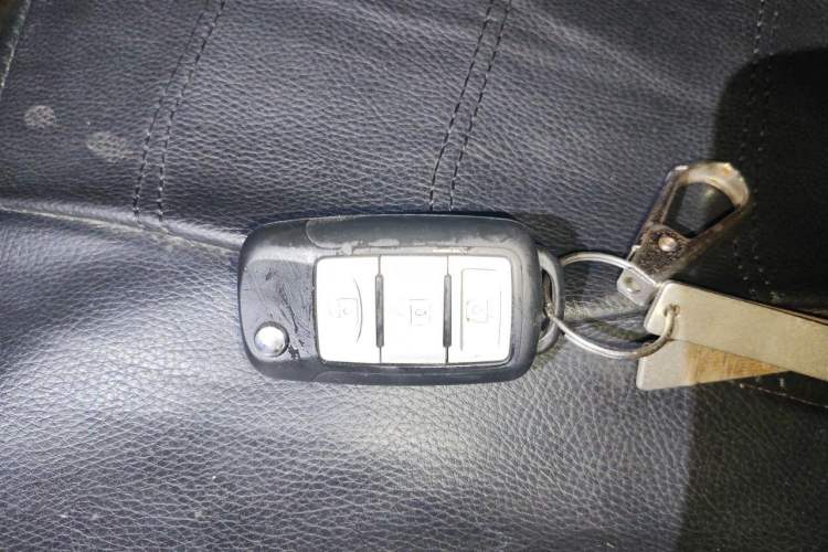 Used Dongfeng Fengon 380 2022 1.5L Comfort-Class Passenger Vehicle (Steel Spring) with 7 Seats Vehicle Key