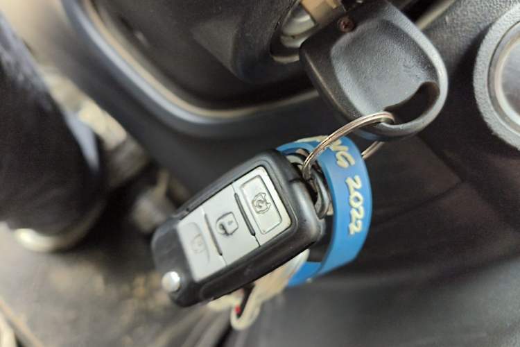 Used Dongfeng Fengon 380 2022 1.5L Comfort-Class Passenger Vehicle (Steel Spring) with 5 Seats Vehicle Key