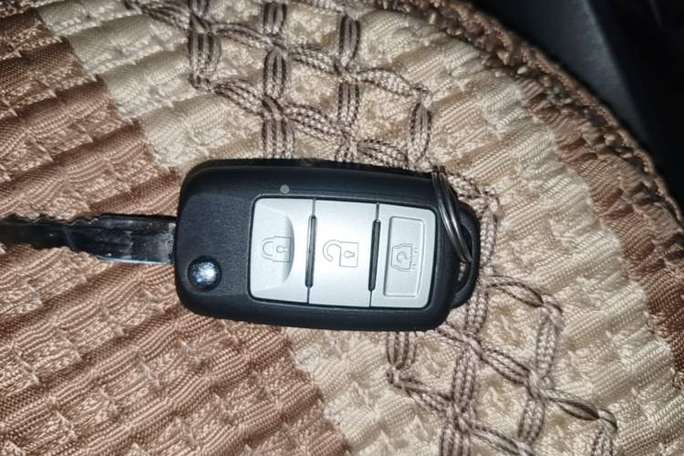 Used Dongfeng Fengon 380 2022 1.5L Comfort-Class Passenger Vehicle (Steel Spring) with 7 Seats Vehicle Key