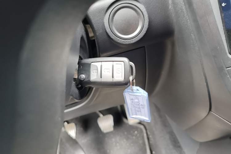 Used Dongfeng Fengon 380 2022 1.5L Comfort-Class Passenger Vehicle (Steel Spring) with 5 Seats Vehicle Key