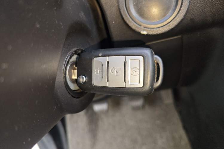 Used Dongfeng Fengon 380 2022 1.5L Comfort-Class Passenger Vehicle (Steel Spring) with 5 Seats Vehicle Key