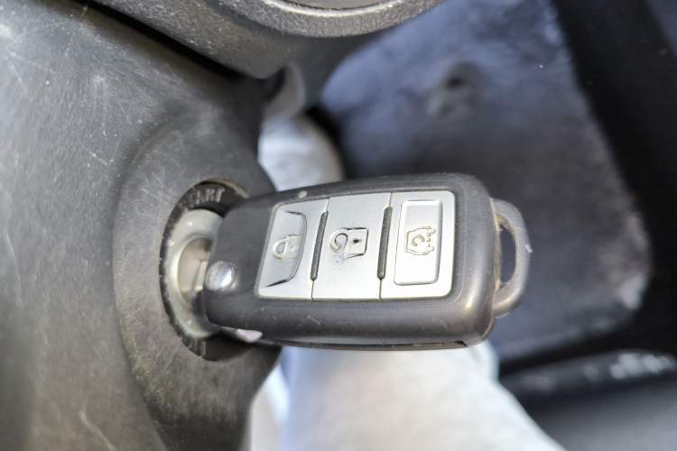Used Dongfeng Fengon 380 2022 1.5L Comfort-Class Passenger Vehicle (Steel Spring) with 5 Seats Vehicle Key