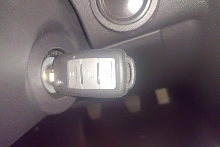 Used Dongfeng Fengon 380 2022 1.5L Comfort-Class Passenger Vehicle (Steel Spring) with 7 Seats Vehicle Key
