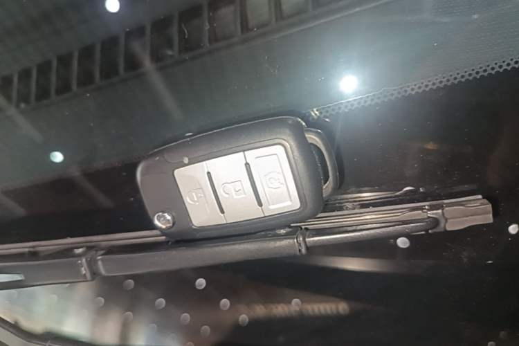 Used Dongfeng Fengon 380 2022 1.5L Luxury Edition Passenger Vehicle 5 Seats Vehicle Key