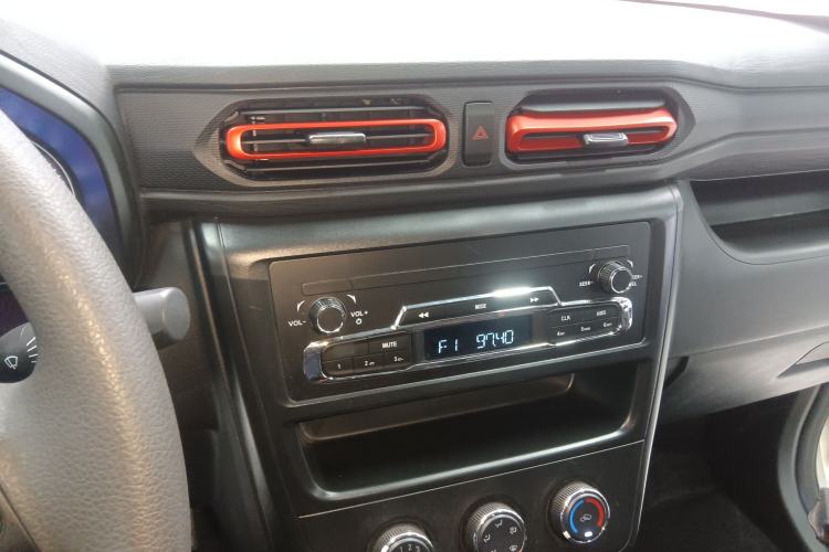 Used Dongfeng Fengon 380 2022 1.5L Comfort-Class Passenger Vehicle (Steel Spring) with 5 Seats Audio And AC Panel