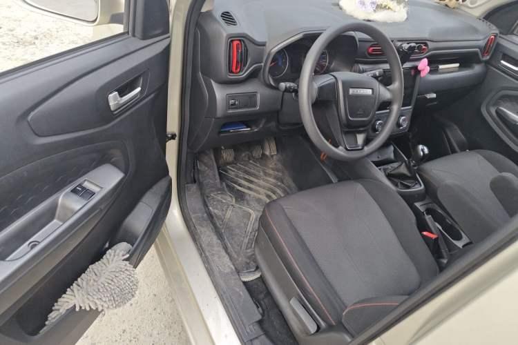 Used Dongfeng Fengon 380 2022 1.5L Comfort-Class Passenger Vehicle (Steel Spring) with 7 Seats Driver Seat