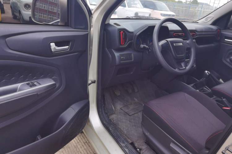 Used Dongfeng Fengon 380 2022 1.5L Comfort-Class Passenger Vehicle (Steel Spring) with 7 Seats Driver Seat