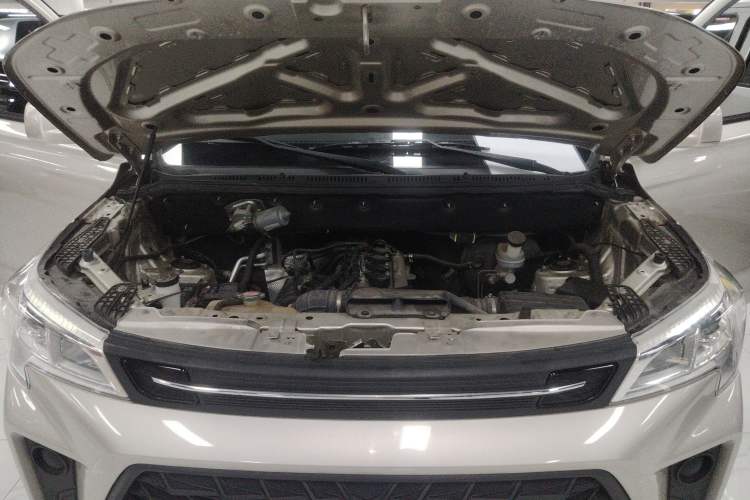 Used Dongfeng Fengon 380 2022 1.5L Standard Edition 7-Seater Passenger Vehicle Engine Bay