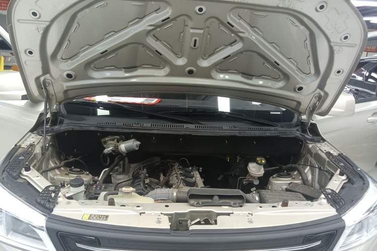 Used Dongfeng Fengon 380 2022 1.5L Comfort-Class Passenger Vehicle (Steel Spring) with 5 Seats Engine Bay