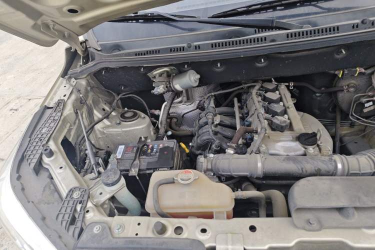 Used Dongfeng Fengon 380 2022 1.5L Comfort-Class Passenger Vehicle (Steel Spring) with 7 Seats Engine Bay Right