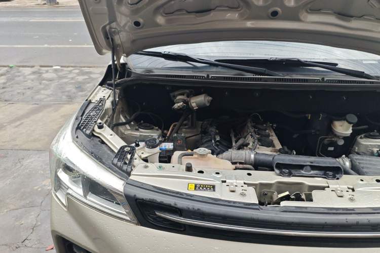 Used Dongfeng Fengon 380 2022 1.5L Comfort-Class Passenger Vehicle (Steel Spring) with 7 Seats Engine Bay Right