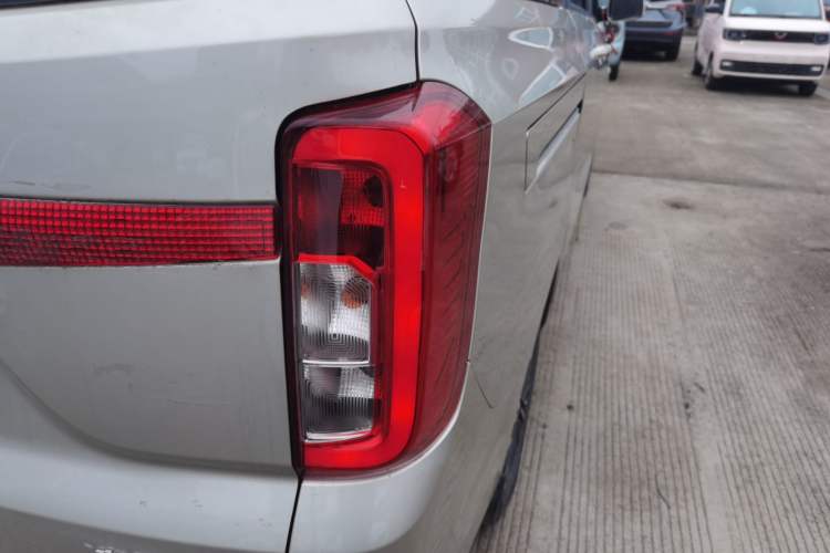 Used Dongfeng Fengon 380 2022 1.5L Comfort-Class Passenger Vehicle (Steel Spring) with 7 Seats Exterior 3