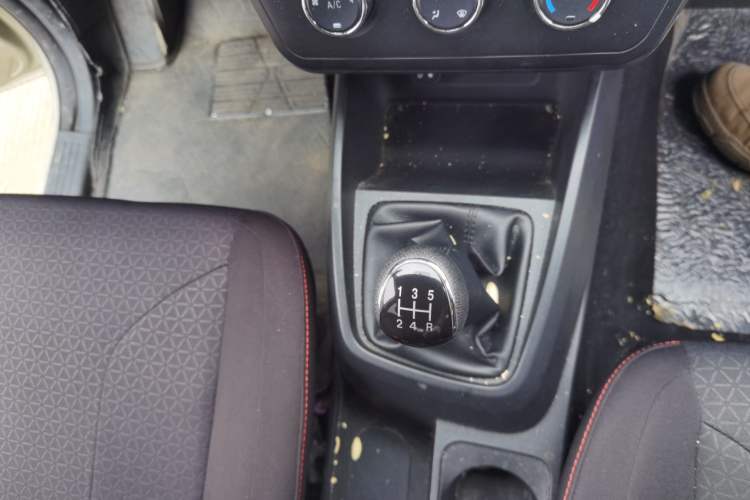 Used Dongfeng Fengon 380 2022 1.5L Comfort-Class Passenger Vehicle (Steel Spring) with 7 Seats Gear Lever