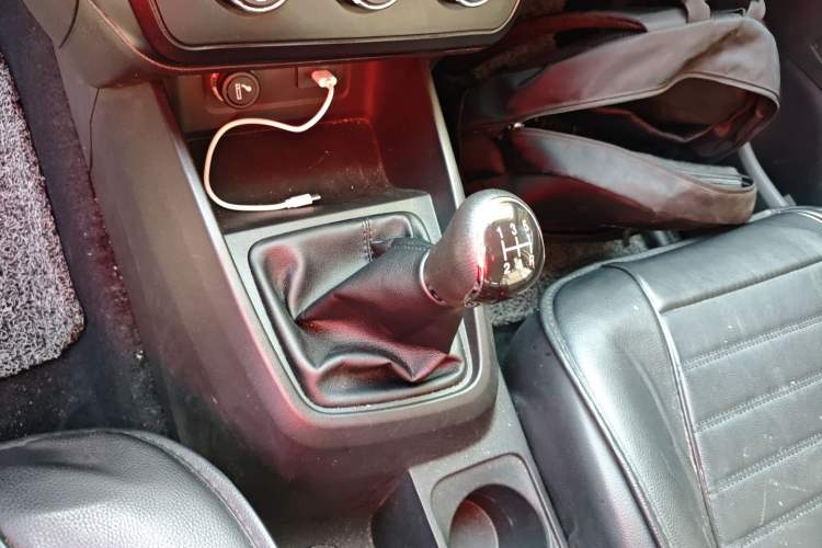 Used Dongfeng Fengon 380 2022 1.5L Standard Edition 7-Seater Passenger Vehicle Gear Lever