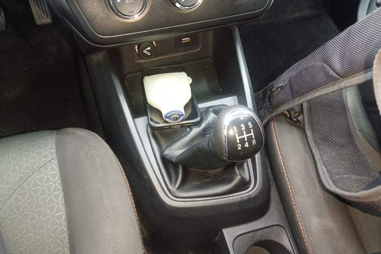 Used Dongfeng Fengon 380 2022 1.5L Comfort-Class Passenger Vehicle (Steel Spring) with 5 Seats Gear Lever