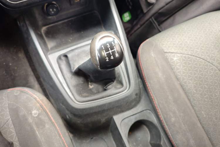Used Dongfeng Fengon 380 2022 1.5L Comfort-Class Passenger Vehicle (Steel Spring) with 7 Seats Gear Lever