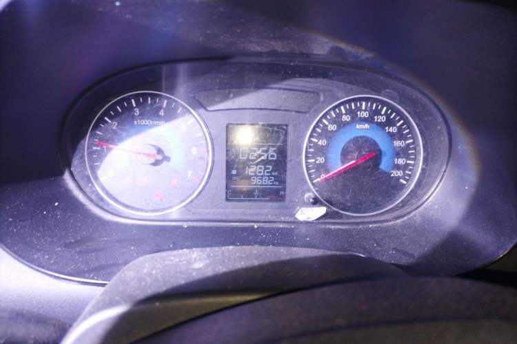 Used Dongfeng Fengon 380 2022 1.5L Comfort-Class Passenger Vehicle (Steel Spring) with 7 Seats Instrument Cluster