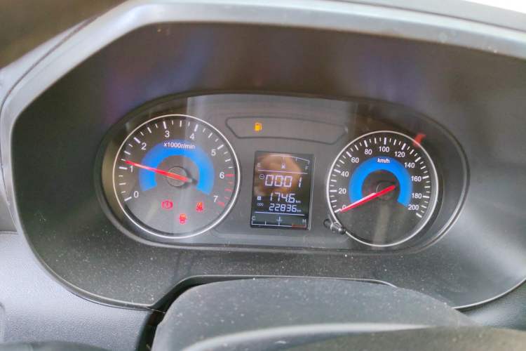 Used Dongfeng Fengon 380 2022 1.5L Comfort-Class Passenger Vehicle (Steel Spring) with 7 Seats Instrument Cluster