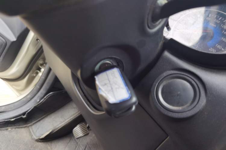 Used Dongfeng Fengon 380 2022 1.5L Comfort-Class Passenger Vehicle (Steel Spring) with 7 Seats Interior 1