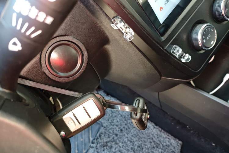 Used Dongfeng Fengon 380 2022 1.5L Standard Edition 7-Seater Passenger Vehicle Interior 1