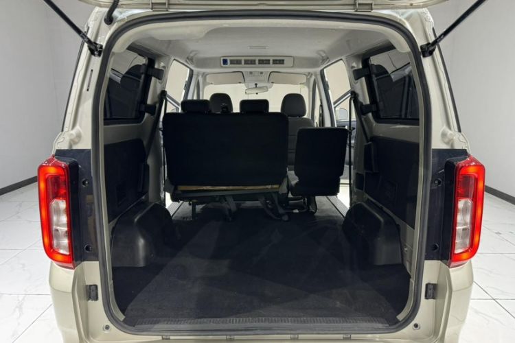 Used Dongfeng Fengon 380 2022 1.5L Comfort-Class Passenger Vehicle (Steel Spring) with 5 Seats Interior 10
