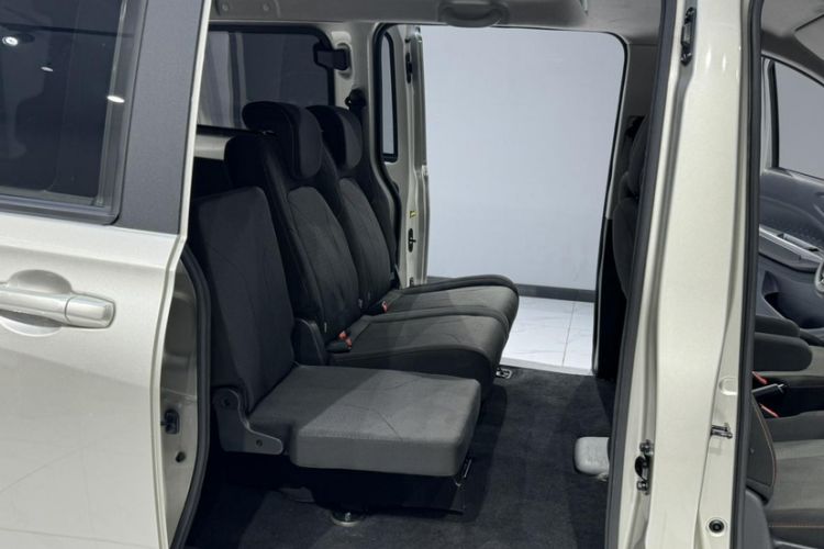 Used Dongfeng Fengon 380 2022 1.5L Comfort-Class Passenger Vehicle (Steel Spring) with 5 Seats Interior 2