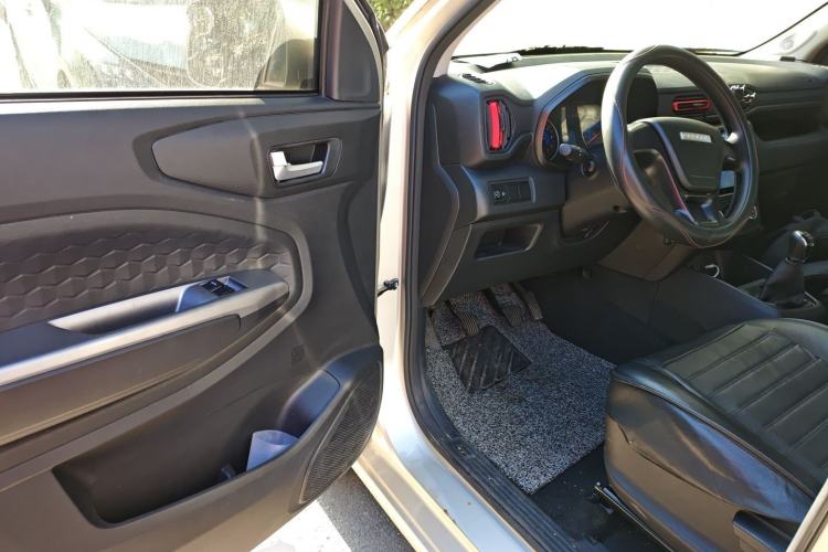 Used Dongfeng Fengon 380 2022 1.5L Standard Edition 7-Seater Passenger Vehicle Interior 3