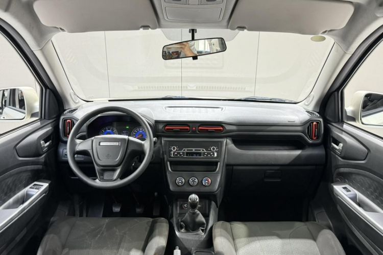 Used Dongfeng Fengon 380 2022 1.5L Comfort-Class Passenger Vehicle (Steel Spring) with 5 Seats Interior 3