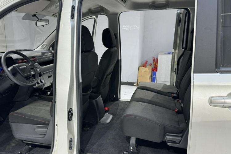 Used Dongfeng Fengon 380 2022 1.5L Comfort-Class Passenger Vehicle (Steel Spring) with 5 Seats Interior 5