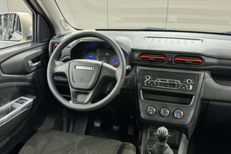 Used Dongfeng Fengon 380 2022 1.5L Comfort-Class Passenger Vehicle (Steel Spring) with 5 Seats Interior 6