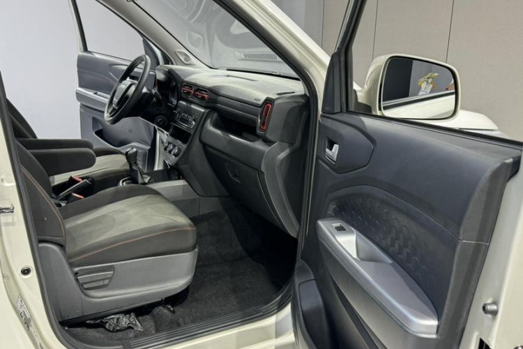 Used Dongfeng Fengon 380 2022 1.5L Comfort-Class Passenger Vehicle (Steel Spring) with 5 Seats Interior 7