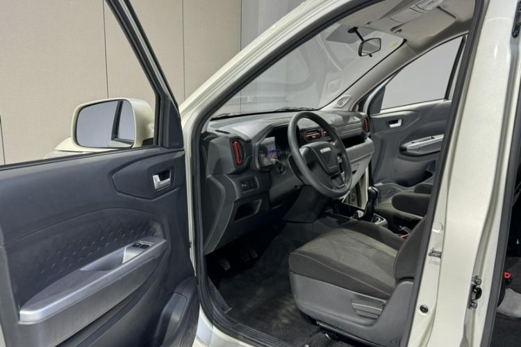 Used Dongfeng Fengon 380 2022 1.5L Comfort-Class Passenger Vehicle (Steel Spring) with 5 Seats Interior 8