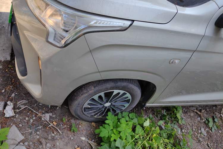Used Dongfeng Fengon 380 2022 1.5L Comfort-Class Passenger Vehicle (Steel Spring) with 7 Seats Left Front Wheel Hub